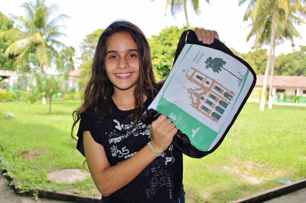 Ana Beatriz foi a vencedora do concurso que escolheu a nova estampa das mochilas do Campus