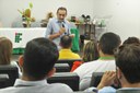Reitor Carlos Guedes conversa com estudantes e servidores