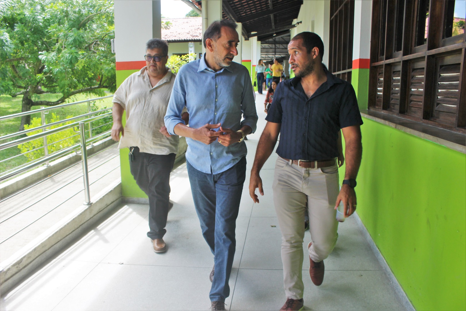 Diretor-geral, Éder Souza, caminha pela escola com integrantes da Reitoria