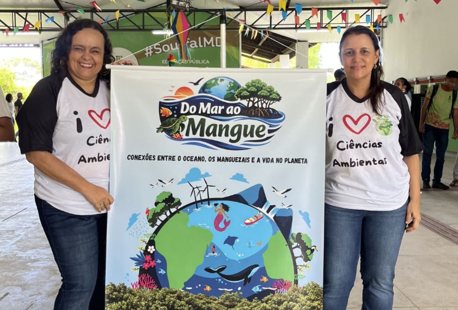 Professora Ana Paula (à direita) comemora o resultado da chamada pública