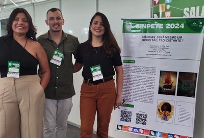 O egresso José Joaquim e as docentes Juliana Moraes e Danielle Tavares estiveram presente no lançamento da obra.jpeg