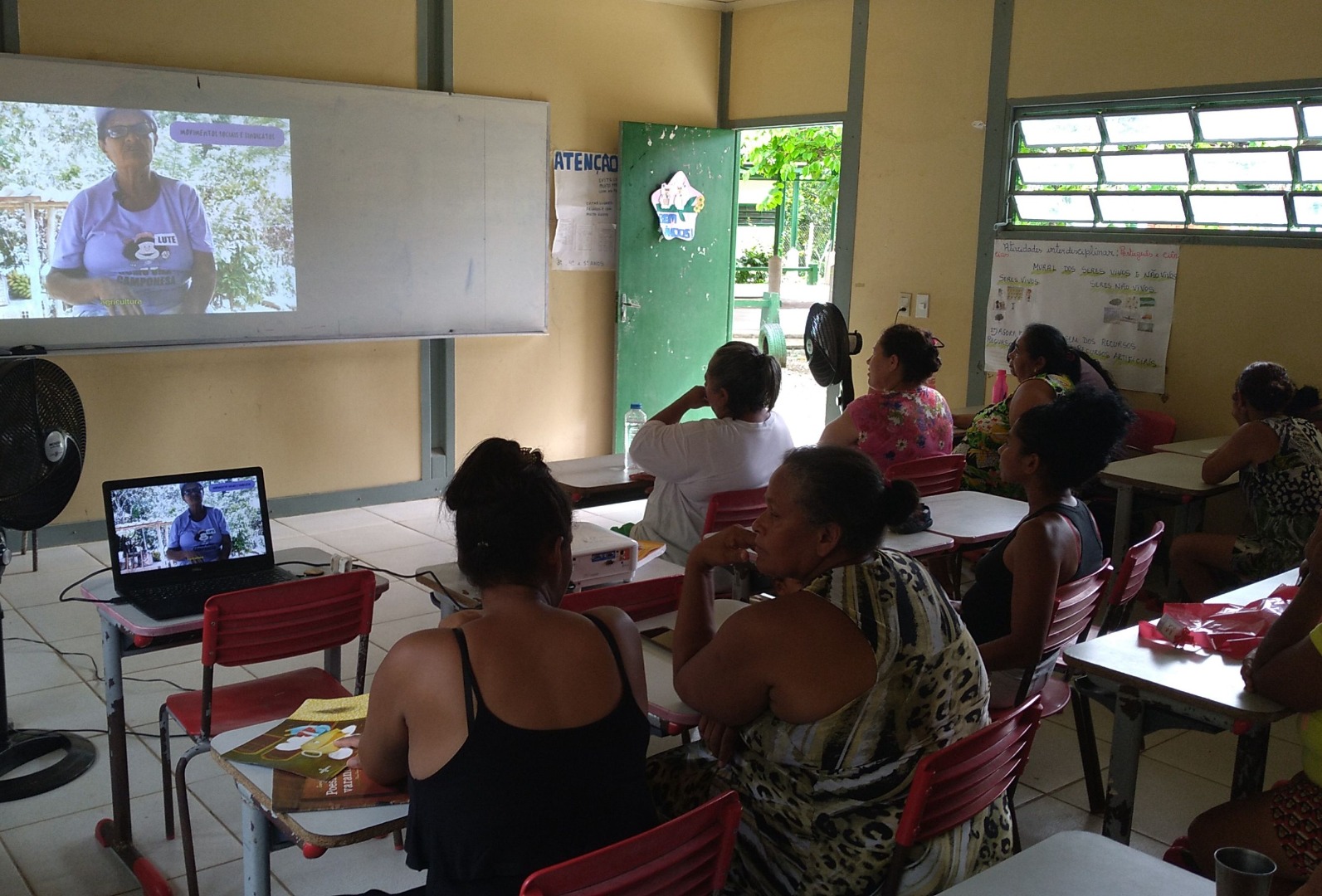 Exibição do documentário para as mulheres do Assentamento Dom Helder Câmara