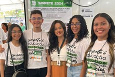 Professora Nataly com os alunos João, Vívia, Kariny e Maria Clara, da pesquisa inovadora Desenvolvimento e aplicabilidade de filmes biodegradáveis em frutas