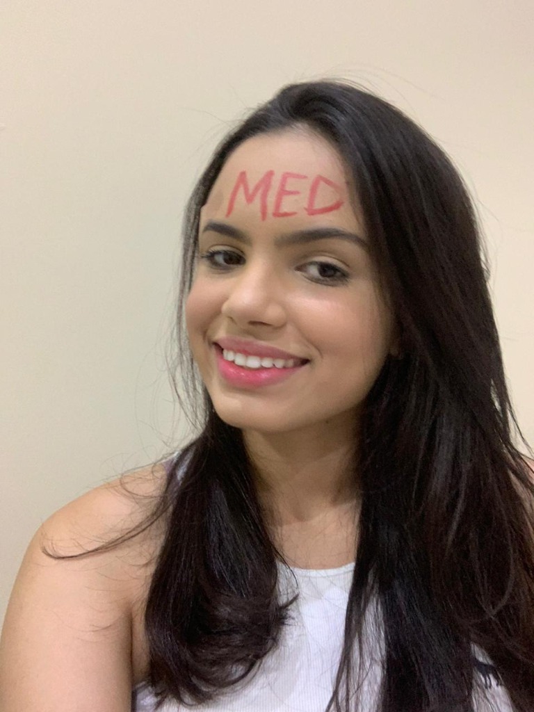Annaliz Araújo – Medicina – Ufal 900 redação 850,9 em matemática.jpg