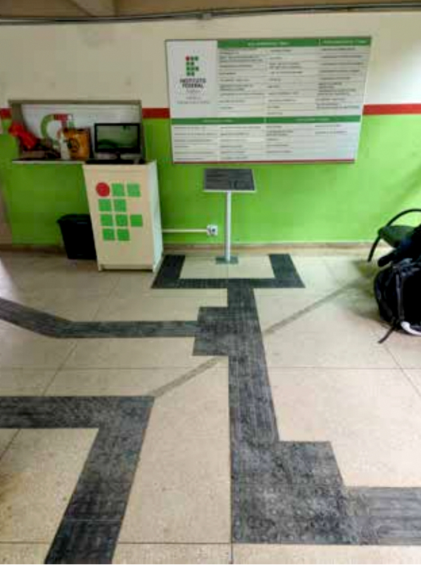 Instalação de piso tátil emborrachado nos corredores internos
