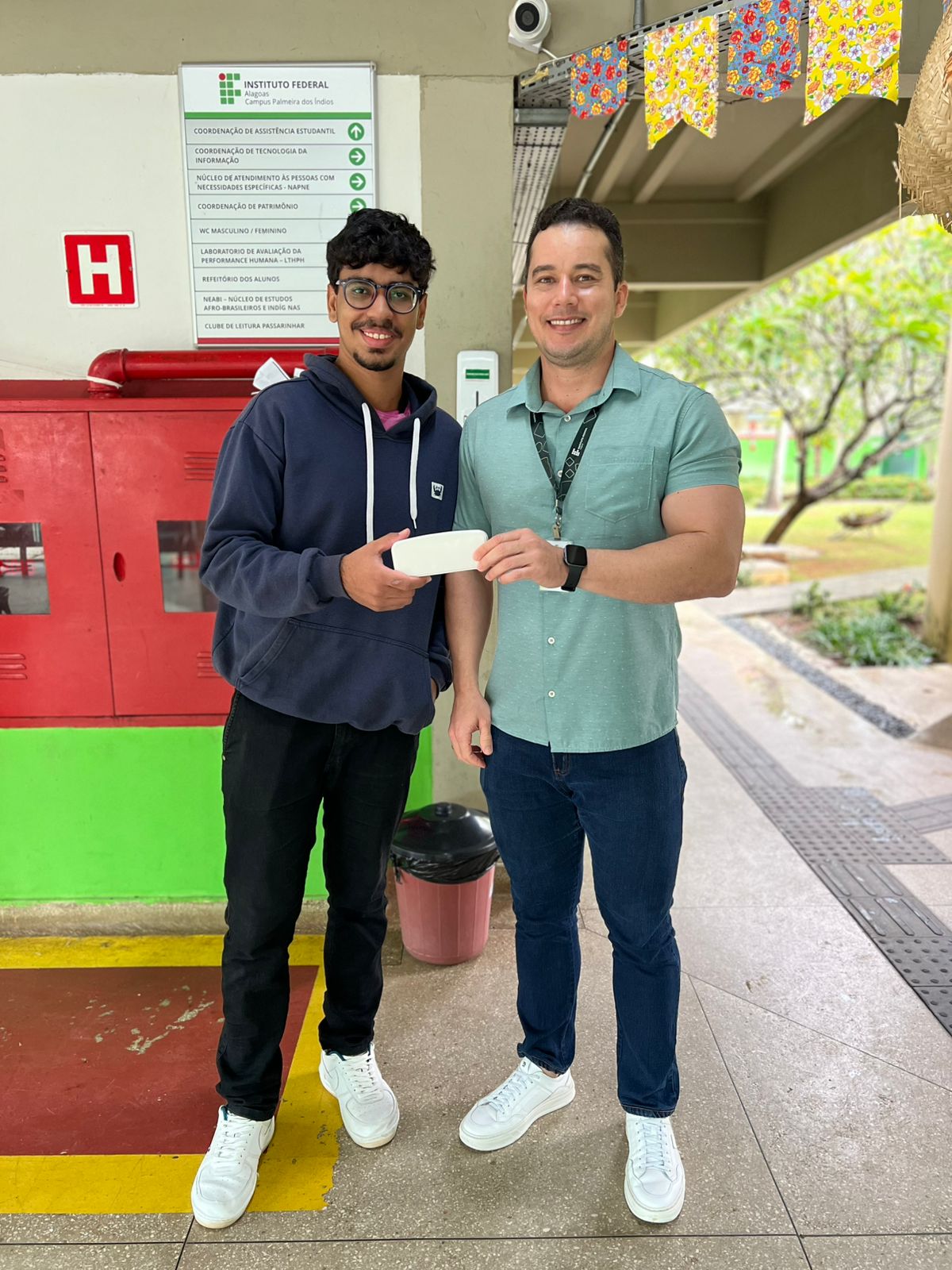 Entrega de óculos aos estudantes 