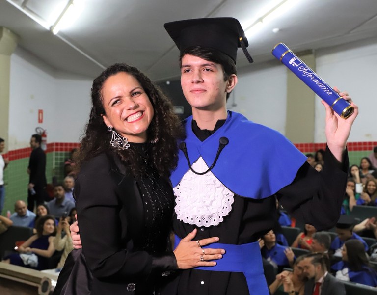 Albertina de Oliveira e seu filho, Adauto Balbino, ambos são formados no Campus Palmeira dos Índios.JPG