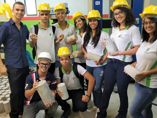 (À esquerda) Lucrécio Santana da suporte às aulas práticas no Laboratório de Edificações, do Campus Coruripe, onde também se formou.jpeg