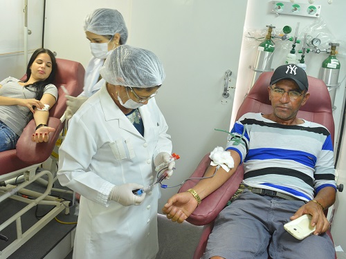 Doação de sangue na unidade móvel do Hemoar