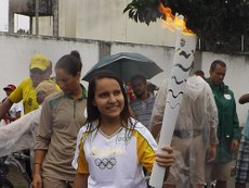 Eloyza Santos percorreu cerca de 200 metros com a chama.