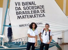 Paula Geovana em registro com o ex-colega do Ifal, Alisson Martins Silva, medalha de prata na OAM 2014.