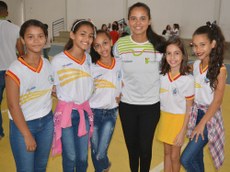 A aluna Evelyn (saia amarela) da escola municipal Santa Luzia com suas colegas que venceram um dos jogos aplicados no projeto.