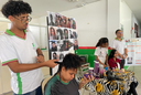 Oficina de finalização de cabelos com estudantes do projeto de pesquisa Encrespando as Ideias.