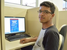 Natanael Nascimento conta com a biblioteca virtual para estudar conteúdos da área de Direito.