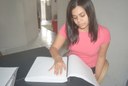 Uma outra ação a ser destacada é garantia do livro didático em Braille para a estudante Alana Emilly Pereira, até então única no campus com essa necessidade específica.