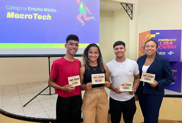 Desafio Liga Jovem: equipe MacroTech do Ifal Penedo recebe prêmio do Sebrae