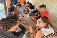 Na pausa para o almoço, os estudantes socializaram os resultados da atividade pedagógica proposta pelo Neabi, que articulou pesquisa prévia e observação in loco como estratégia de aprendizagem.