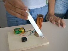 Equipe conseguiu acender uma lâmpada fluorescente pequena a partir do campo eletromagnético criado.