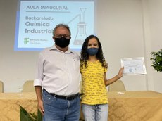 A aluna Juci Alana Santos Silva foi homenageada pelo CRQ-AL pela aprovação em primeiro lugar.