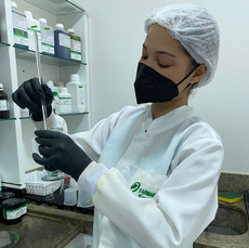 Cybele Aparecida Santos da Silva, egressa do curso técnico em Química integrado foi contratada pela Farmafórmula após experiência de estágio.