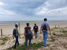 Equipe de pesquisa em campo na Área de Proteção Ambiental (APA/ICMBio), na praia do Peba, em Piaçabuçu.