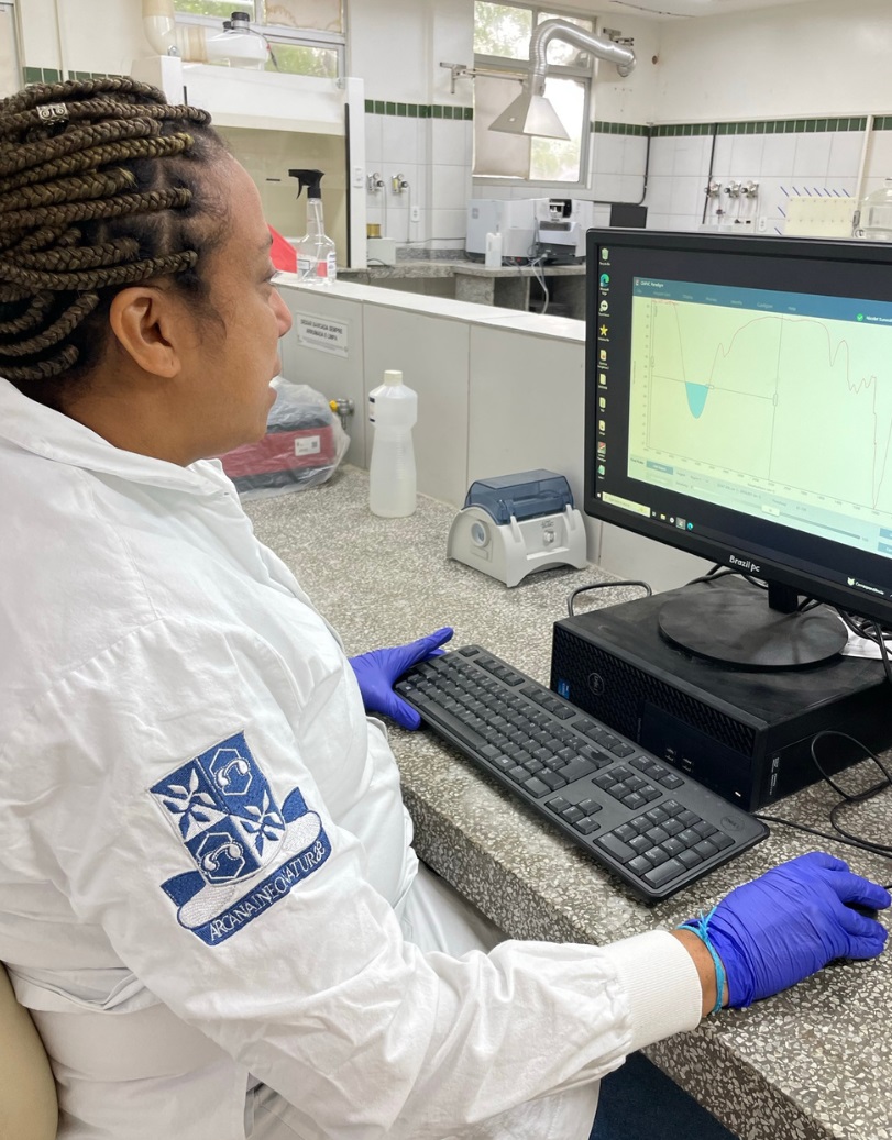 Professora Elisangela Santos no Laboratório do Ifal Penedo.jpg