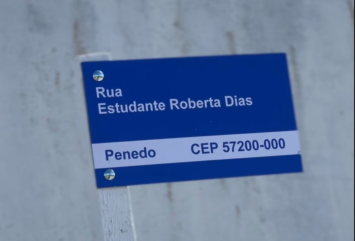 PLACA DA RUA QUE HOMENAGEIA ESTUDANTE