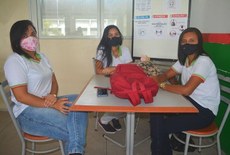 Jaqueline Vitória Félix, Aline Carlinda dos Santos e Anaclécia dos Santos, alunas do 4º ano do curso de Meio Ambiente.