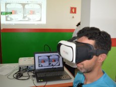O VrLabe torna possível visitar um laboratório de Química sem que se precise sair do lugar, utilizando apenas um acessório como intermediário (neste caso, são os óculos de realidade virtual).