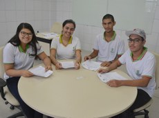 Os estudantes Kauane, Elizete, Lucas e Guilherme assinaram termo de compromisso nesta terça-feira (30), 
