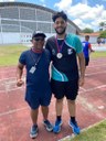 Prof. Wcleuton Oliveira com o aluno Matheus Ferreira da Cruz, prata no atletismo juvenil masculino (arremesso de peso)
