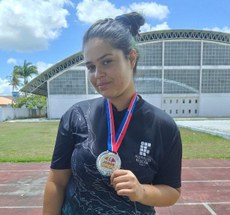 Maria Cecília dos Santos Macario Silva, prata nas provas de arremesso de peso do atletismo juvenil feminino