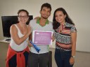 O aluno Jackson Santos com as professoras Gisele Oliveira e Thaline Fontenele.