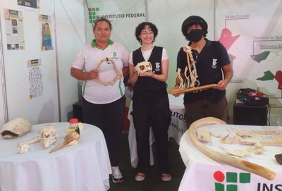 As alunas voluntárias Helen Vitória e Thalya Yasmim e o bolsista Gabriel Rocha.