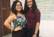 A estudante Paullyne Gomes (à direita) com sua orientadora Mayara Feliciano Gomes, ex-professora do Campus Penedo.