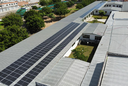 Painéis fotovoltaicos instaladas em parte do teto do campus para captação da luz solar.