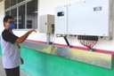 Frankleython Santos, técnico em eletrotécnica do Ifal Penedo, explica que a conversão da energia gerada pelos painéis fotovoltaicos em corrente elétrica para uso no campus é feita pelo equipamento denominado inversor solar.