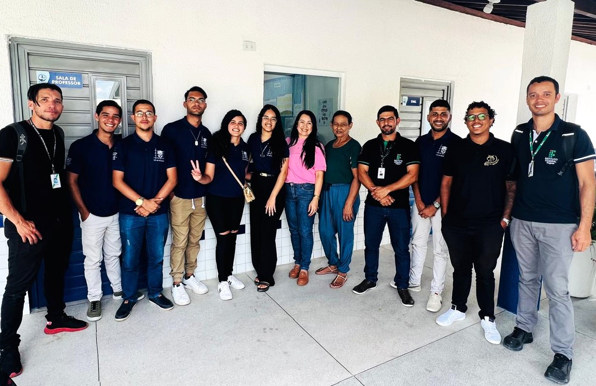 Professores e estudantes do Ifal são recebidas por direção e equipe pedagógica do Centro Educacional Municipal Arnaldo Alves da Rocha.jpeg