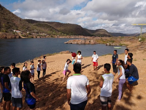 Alunos praticam atividades de esporte e lazer na beira do rio