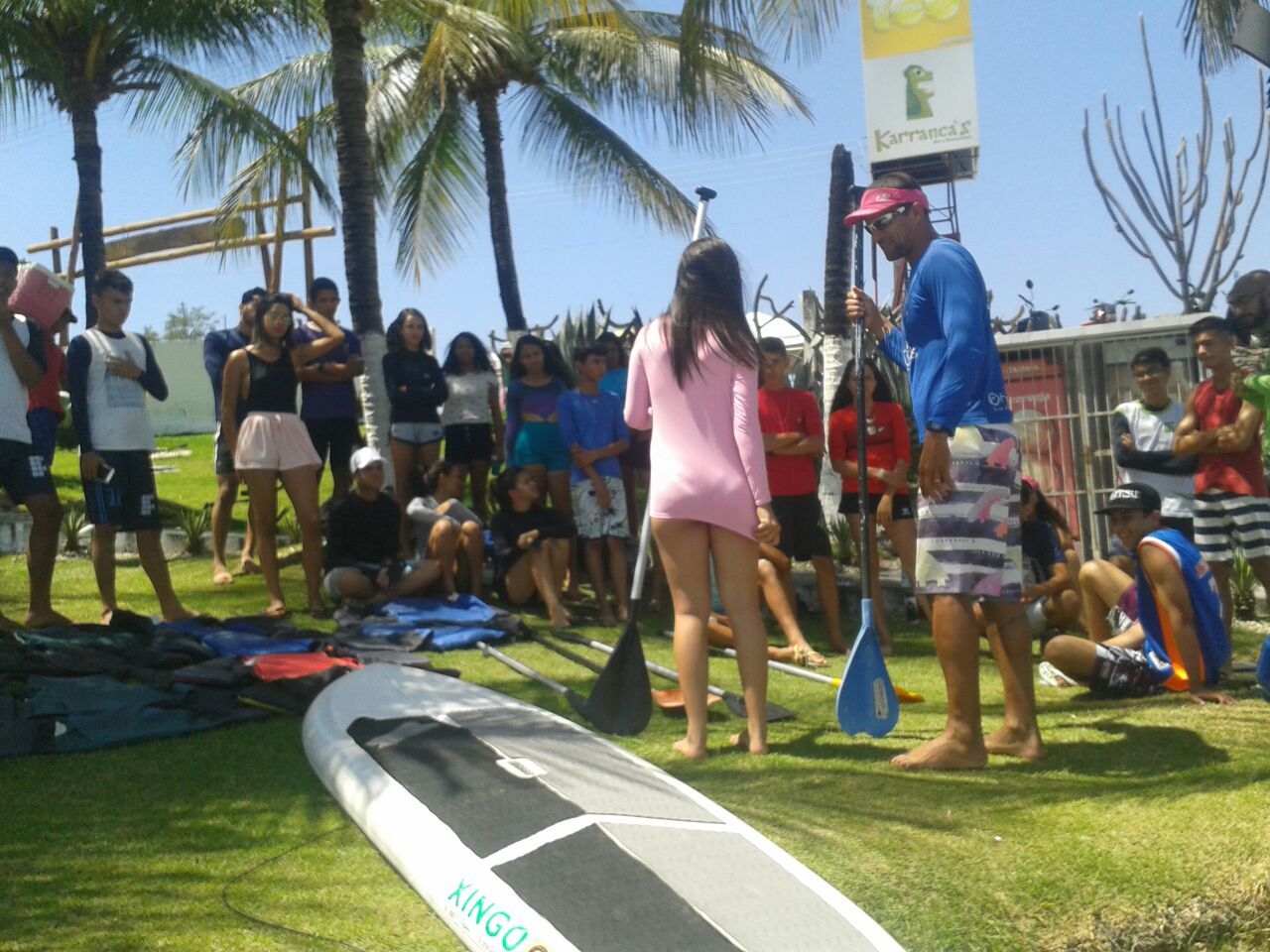 Aula de stand up paddle com turma do 2° ano