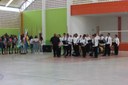 Bandeiras a postos e a Banda Filarmônica Mestre Elísio executando o Hino Nacional Brasileiro