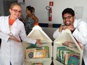 Diogo Souza e a coordenadora do projeto, Maria Rosa da Silva, apresentam o Foguete de Leitura