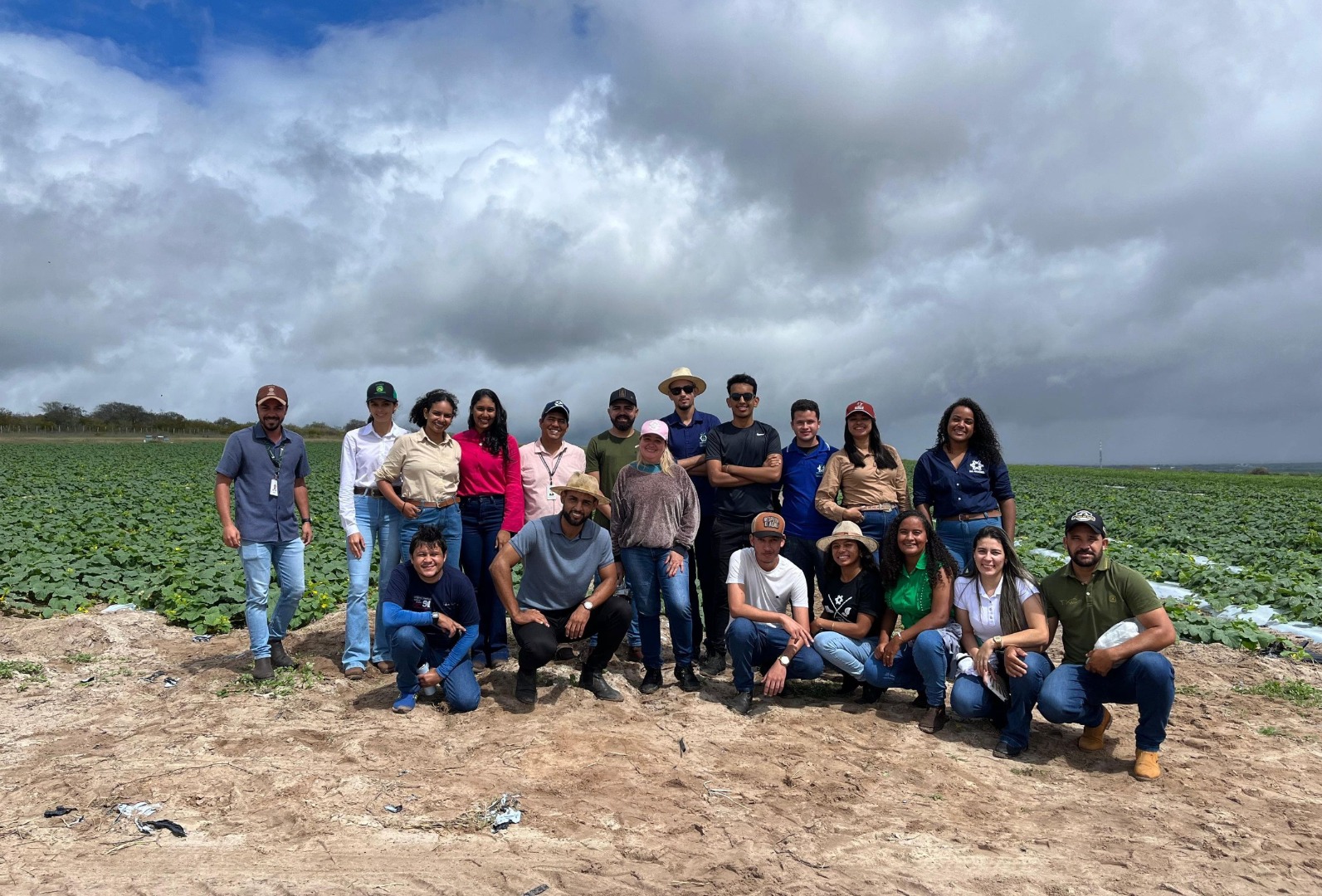Estudantes do Campus Piranhas visitam produtores de hortaliças e frutas