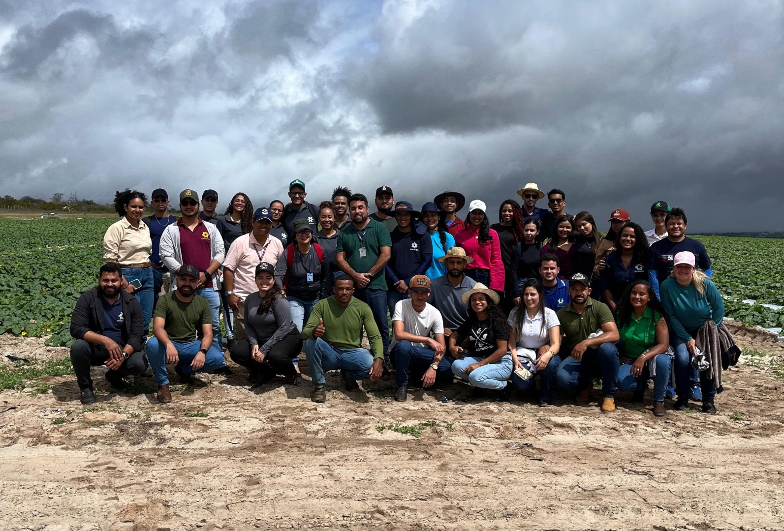 Estudantes do Campus Piranhas visitam produtores de hortaliças e frutas