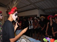 Participantes precisaram explicar o significado, o cardápio e a decoração da festa em espanhol