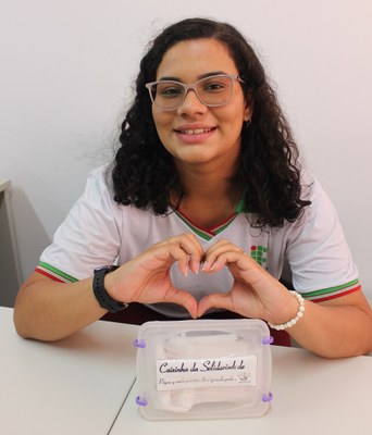 Ana Luiza de Oliveira comemora livre acesso a absorventes no banheiro do campus