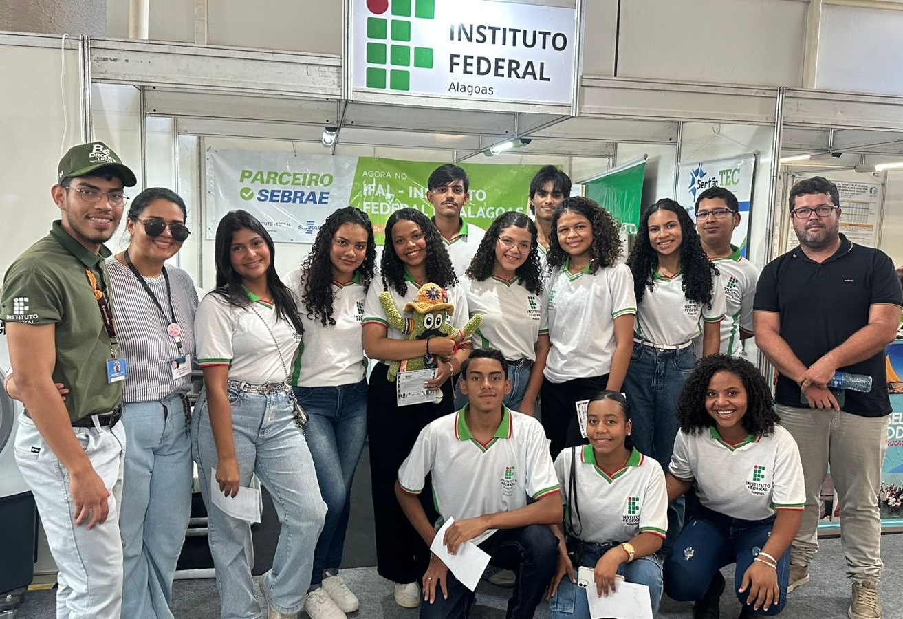 Estudantes de diversas unidades do Ifalpresenciaram atividades do estande do Ifal.jpg