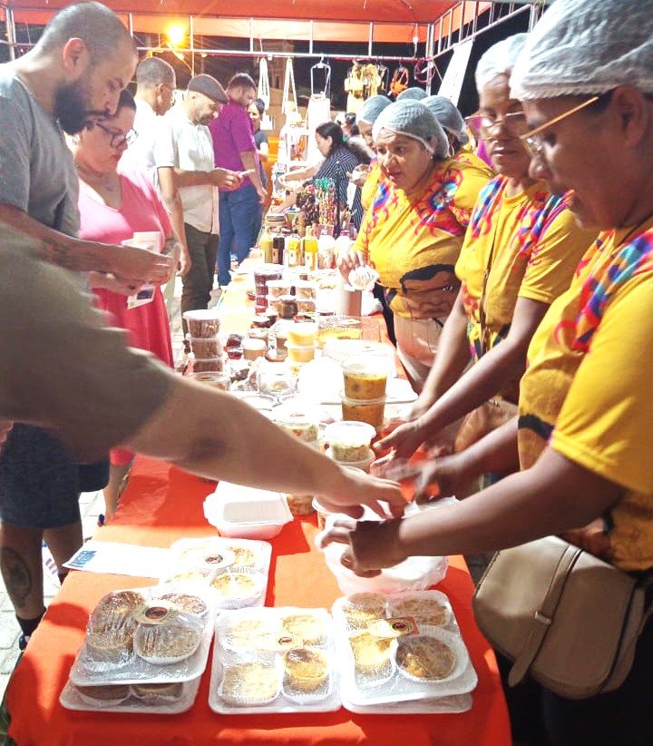 Participantes comercializaram produtos pensados nas oficinas.jpg