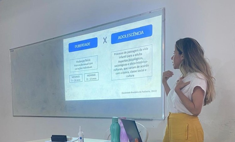Ana Raquel durante a apresentação para os estudantes