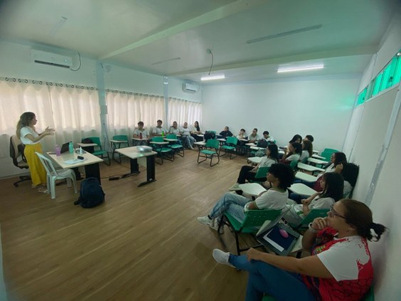 Ação educativa orienta estudantes sobre as mudanças do corpo na fase  da adolescência